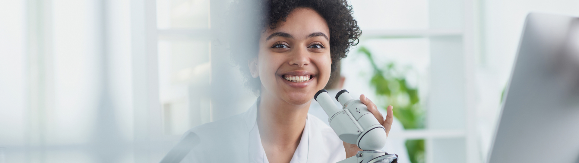 Moça feliz com o IPH Educa