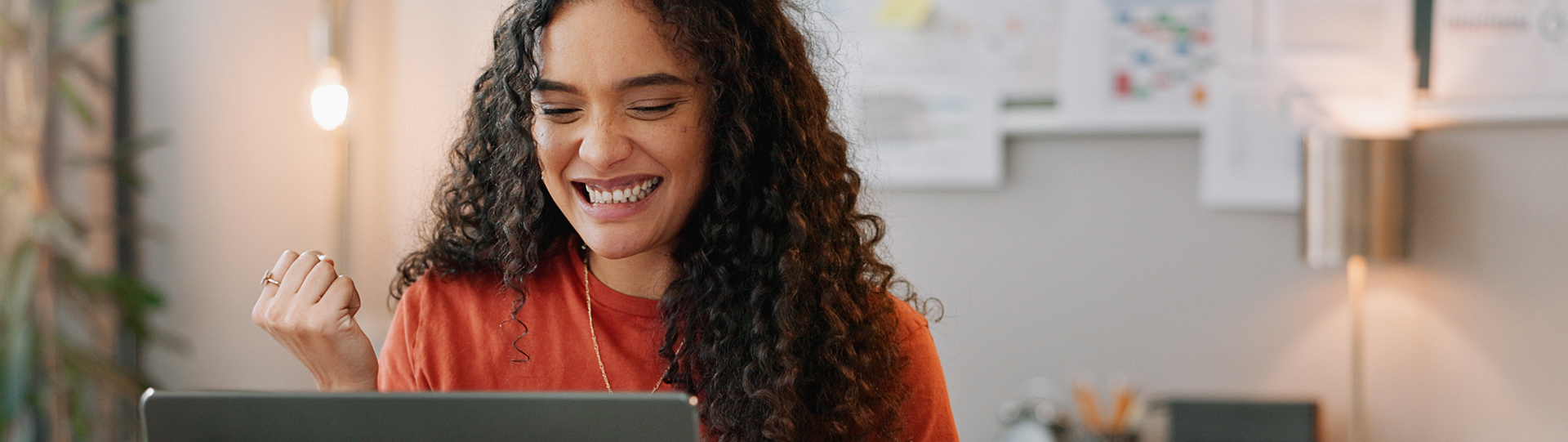 Moça feliz com o IPH Educa
